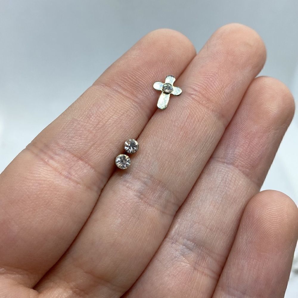 šĀ Vintage Crystal & Single CrossāSilver ToneāEarrings - Picture 3 of 3
